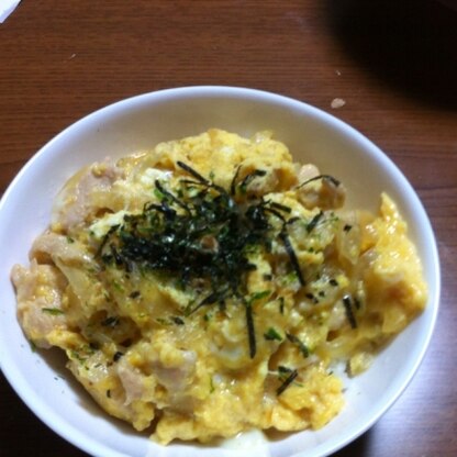 白だしで作ると柔らかい味になってgoodです。上にぶっかけごはん用の海苔とカツオ節を流用しました。